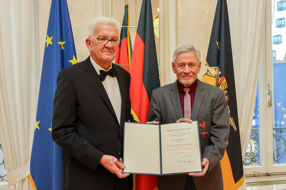 Tag des Ehrenamts Kretschmann würdigt besonderes ehrenamtliches Engagement Ministerpräsident Winfried Kretschmann (links) und Eberhard Zacher (rechts)