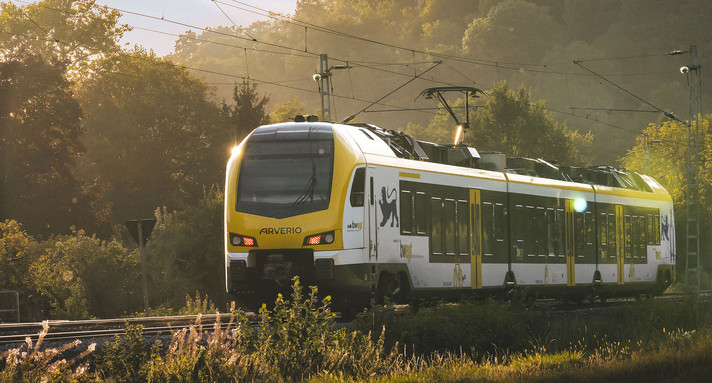 Eine Bahn auf einem Gleis.