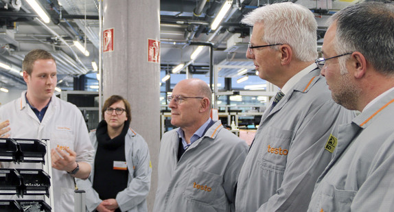 Minister Winfried Hermann bei Testo (Quelle: Testo AG)