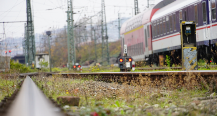 Netz 52 Sonderverkehre Bahngleis mit Zug im Hintergrund.