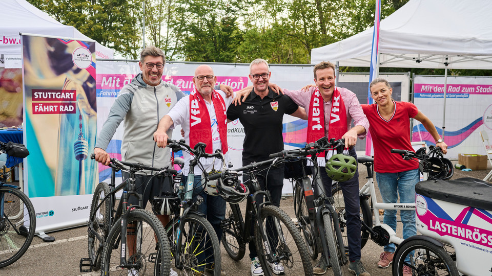 Das Bild zeigt von links nach rechts VfB-Präsident Klaus Vogt, Verkehrsminister Winfried Hermann, den Vorstandsvorsitzenden des VfB Alexander Wehrle, den Leiter Referat Strategische Planung und Nachhaltige Mobilität der Stadt Stuttgart Martin Körner und Eva Adam, die Fahrradbeauftragte der Stadt Stuttgart. 