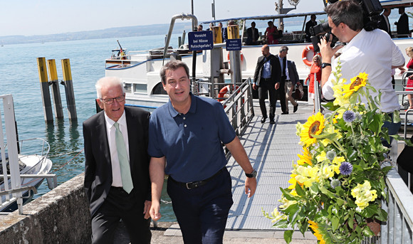 Regierung Gemeinsame Kabinettssitzung der Regierungen von Baden-Württemberg und Bayern Ministerpräsident Winfried Kretschmann (l.) und Ministerpräsident Dr. Markus Söder (r.) am Hafen in Meersburg (Bild: Staatsministerium Baden-Württemberg)