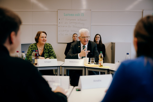 Schulbesuch Austausch zu „G9“ und neuen Ansätzen im Unterricht Ministerpräsident Winfried Kretschmann (rechts) und Kultusministerin Theresa Schopper (links) beim Besuch des Königin-Charlotte-Gymnasiums in Stuttgart