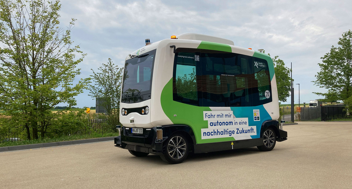 Autonomes Shuttle steht auf einem Vorplatz