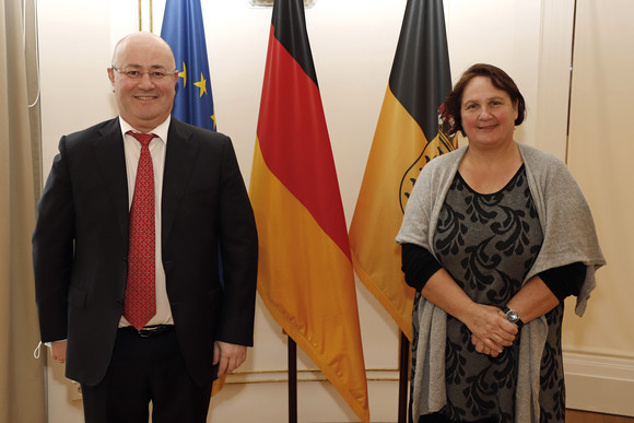 Antrittsbesuch Schopper empfängt georgischen Botschafter Staatsministerin Theresa Schopper (r.) und der Botschafter von Georgien, Prof. Dr. Levan Izoria (l.) (Bild: Staatsministerium Baden-Württemberg)