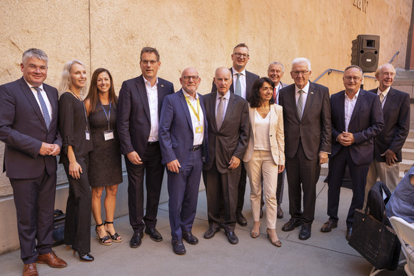 Delegationsreise Kretschmann reist nach Pennsylvania und Kalifornien Gruppenbild anlässlich der Auszeichnung des ehemaligen Gouverneurs von Kalifornien, Jerry Brown (Mitte), mit dem Distinguished German-American Award 2022 in Sacramento