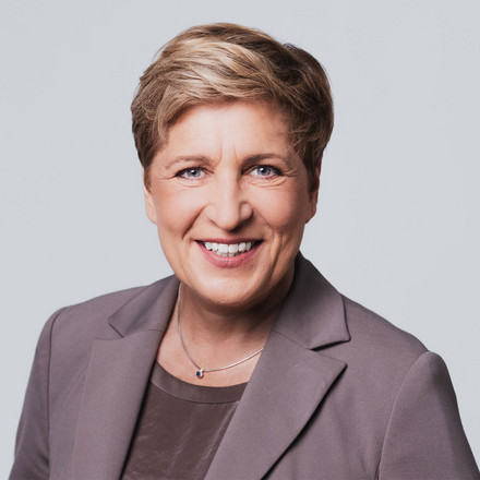 Eine Frau lächelt in die Kamera.