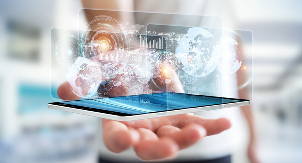 Smartphone liegt in der Hand. Hologramm Bildschirme ragen in die Luft und zeigen Daten.