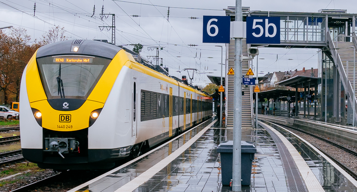 Netz 48a E-Netz Karlsruhe Baureihe ET 1440 als Regional-Express im modernisierte Bahnhof Rastatt