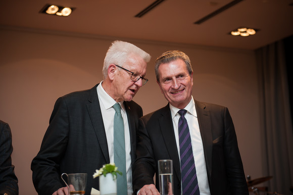 Europa Neujahrsempfang in der Landesvertretung in Brüssel Ministerpräsident Winfried Kretschmann (l.) und EU-Kommissar Günther Oettinger (r.) (Bild: © Vertretung des Landes Baden-Württemberg bei der Europäischen Union/FKPH)