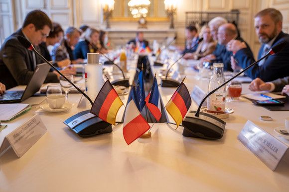 Auslandsreise Kretschmann auf Delegationsreise in Paris Ministerpräsident Winfried Kretschmann im Gespräch mit der Ministerin für ökologischen Wandel sowie Verkehr, Elisabeth Borne