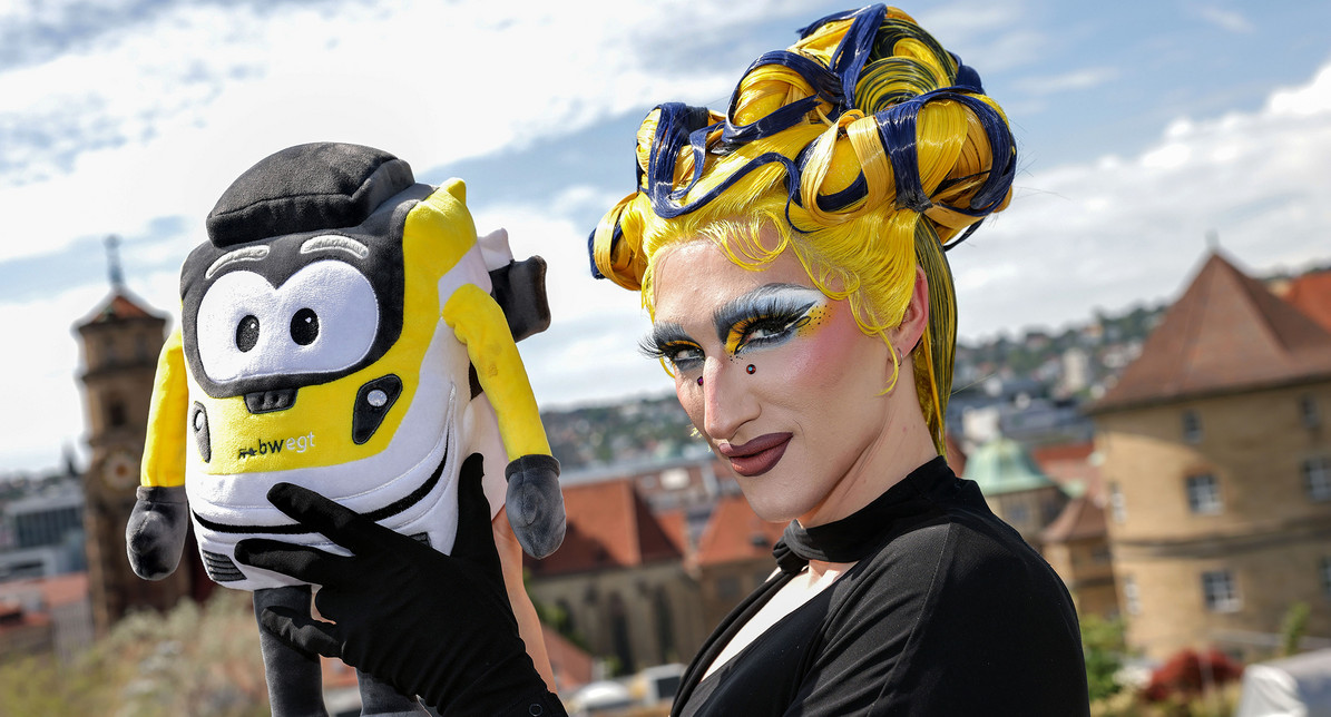 Drag Queen Vava Vilde und Maskottchen bine bwegt im Verkehrsministerium