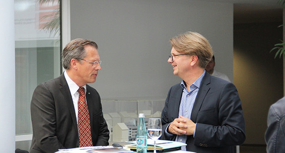 Gerd Hickmann, Ministerium für Verkehr des Landes Baden-Württemberg übergibt David Weltzien, Vorsitzender der Regionalleitung DB Regio Baden-Württemberg die Verträge 