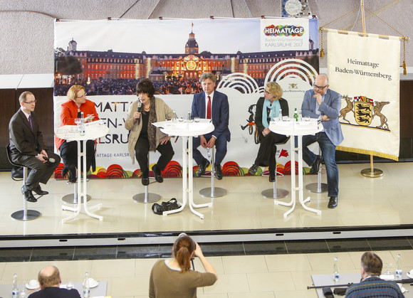 HEIMATTAGE Programmvorstellung für die Heimattage 2017 in Karlsruhe v.l.n.r.: Nicolette Kressl, Staatsrätin Gisela Erler, Oberbürgermeister Frank Mentrup, Susanne Asche, Martin Wacker (Foto: KEG/Jürgen Rösner)