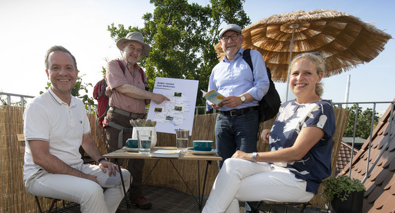 Minister Hermann sitz zusammen mit dem Wanderjournalist und schauen den neuen bwegt-Reiseführer an. 