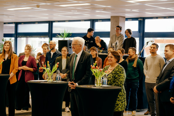 Schulbesuch Austausch zu „G9“ und neuen Ansätzen im Unterricht Ministerpräsident Winfried Kretschmann und Kultusministerin Theresa Schopper beim Besuch des Königin-Charlotte-Gymnasiums in Stuttgart