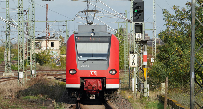 Ein Zug fährt an einem Signal vorbei.