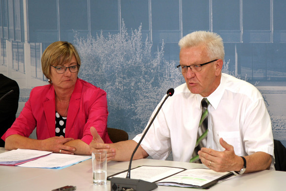 Pressekonferenz Dritter Nachtrag zum Haushalt 2016 Ministerpräsident Winfried Kretschmann (r.) und Finanzministerin Edith Sitzmann (l.)