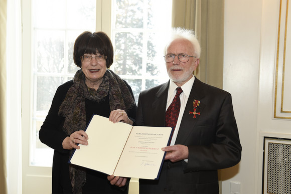 Auszeichnung Verdienstkreuz für Ilse und Albert Bäumer Die Staatsrätin für Zivilgesellschaft und Bürgerbeteiligung Gisela Erler (l.) und Albert Bäumer (r.)