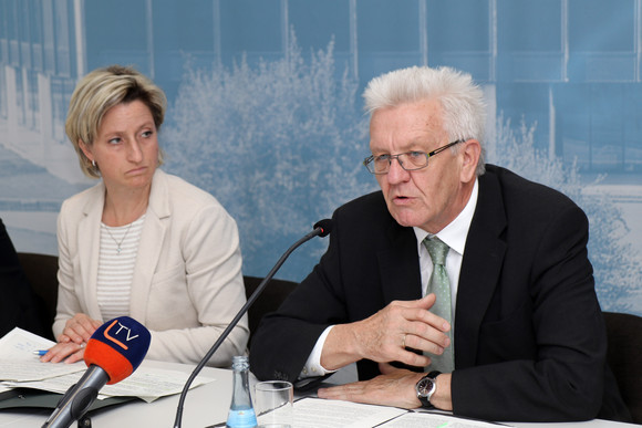 Pressekonferenz Neue Chancen auf dem Arbeitsmarkt Ministerpräsident Winfried Kretschmann (r.) und Arbeitsministerin Nicole Hoffmeister-Kraut (l.)