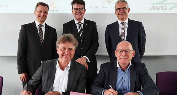 Das Foto zeigt (hinterer Reihe v.l.): Ascan Egerer (technischer Geschäftsführer AVG und VBK), Dr. Alexander Pischon (Vorsitzender der Geschäftsführung AVG und VBK), Dr. Christoph Schnaudigel (Landrat Landkreis Karlsruhe); (vorne v.l.): Karlsruhes Oberbürgermeister Dr. Frank Mentrup und  Winfried Herrmann, Verkehrsminister Baden-Württemberg. (Bilderquelle: AVG/Artis Uli Deck)