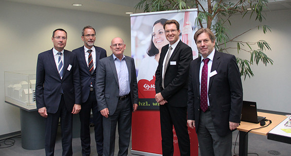 Von links nach rechts: Thilo Rentschler, Oberbürgermeister der Stadt Aalen; Volker Heepen, Geschäftsführer der SFBW; Winfried Hermann, Verkehrsminister; Tobias Harms und Johannes Müller, Vorstände der HzL