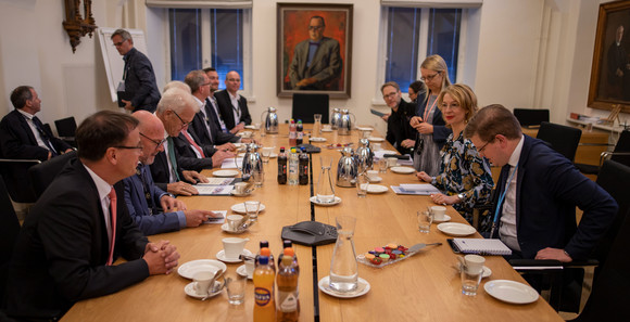 Auslandsbeziehungen Delegationsreise nach Finnland und Schweden Ministerpräsident Winfried Kretschmann (3.v.l.) im Gespräch mit der finnischen Europaministerin Tytti Tuppurainen (2.v.r.) in Helsinki (Finnland) (Bild: Staatsministerium Baden-Württemberg)