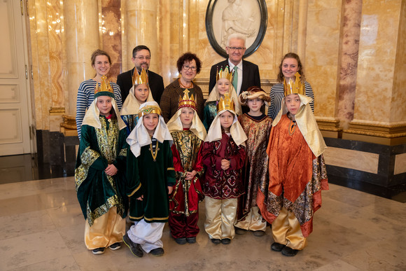 Aktion Dreikönigssingen Kretschmann empfängt Sternsingergruppen Ministerpräsident Winfried Kretschmann und seine Frau Gerlinde (M.) mit den Sternsingern der Seelsorgeeinheit Höri (Bild: Staatsministerium Baden-Württemberg)