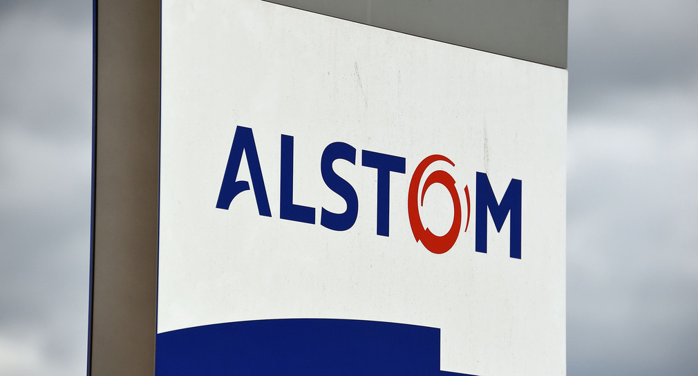 Schild mit dem blau-rotem Logo von Alstom
