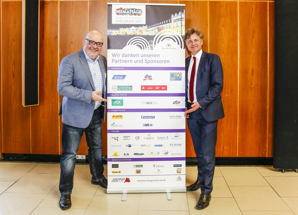 HEIMATTAGE Programmvorstellung für die Heimattage 2017 in Karlsruhe Martin Wacker (l.) und Oberbürgermeister Frank Mentrup (r.) (Foto: KEG/Jürgen Rösner)