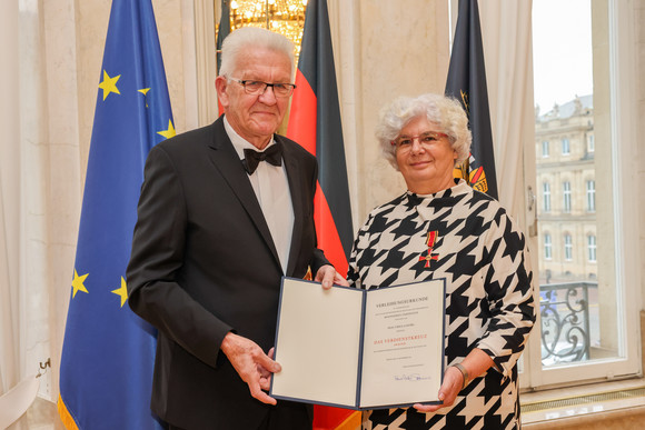 Tag des Ehrenamts Kretschmann würdigt besonderes ehrenamtliches Engagement Ministerpräsident Winfried Kretschmann (links) und Ursula Georg (rechts)
