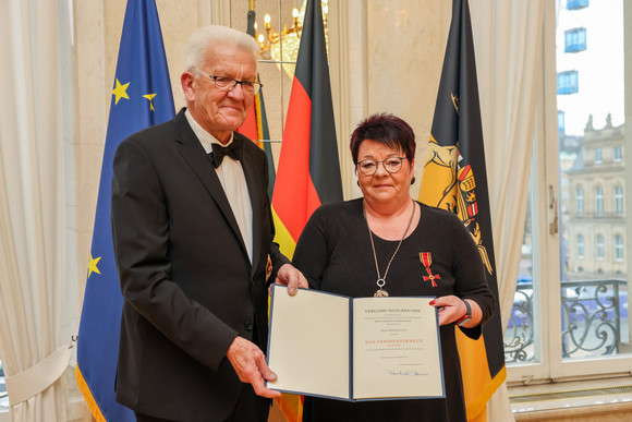 Tag des Ehrenamts Kretschmann würdigt besonderes ehrenamtliches Engagement Ministerpräsident Winfried Kretschmann (links) und Renate Lutz (rechts)