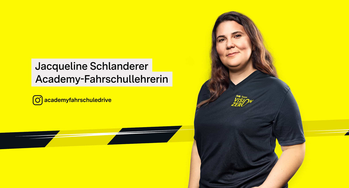 Porträtfoto von Fahrschullehrerin Jacqueline Schlanderer im Team Vision Zero-Shirt.