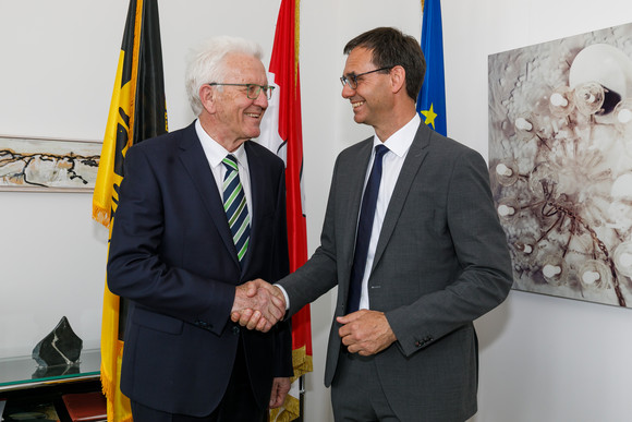 Zusammenarbeit Kretschmann besucht Vorarlberg Ministerpräsident Winfried Kretschmann (links) und der Vorarlberger Landeshauptmann Markus Wallner (rechts)