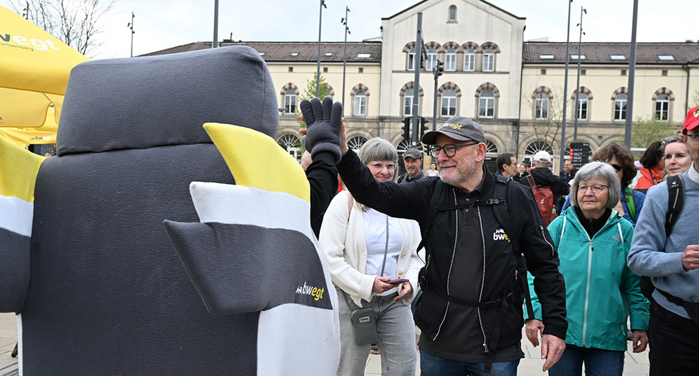 Minister Hermann und die Bine von bwegt klatschen sich ab