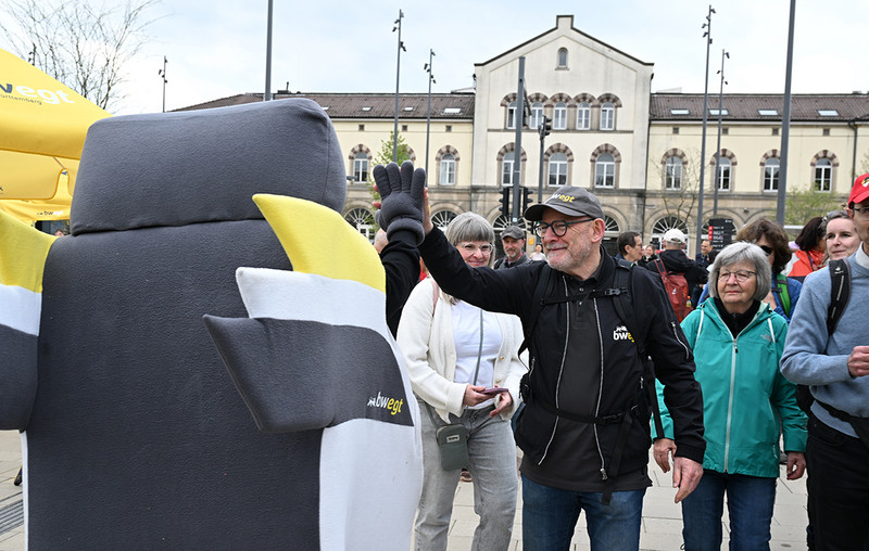 Minister Hermann und die Bine von bwegt klatschen sich ab