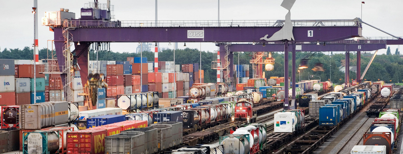Archivnummer: DB9469 Container werden auf Zugwaagons verladen, die auf mehreren Gleisen stehen.