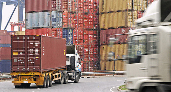 LKW mit Container (Bild: Fotolia.com/ Diezer)