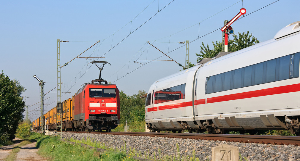 ICE 3 Baureihe 403 begegnet einem Güterzug mit Ellok Baureihe 152 (Bild: Deutsche Bahn AG/ Georg Wagner)