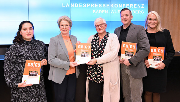Bürgerbeteiligung Bürgerforum übergibt Gutachten zu G8/G9 von links nach rechts: Tuğba Veli, Staatsrätin Barbara Bosch, Ursula Dow, Sébastien Gambin und Dr. Antje Grobe (DIALOG BASIS)