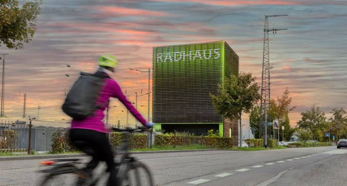 Fahrradparkhaus mit der Aufschrift Radhaus in Tübingen.