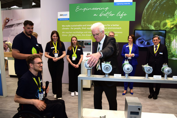 Industrie Kretschmann besucht Hannover Messe Ministerpräsident Winfried Kretschmann (M.) am Stand von ebm-papst