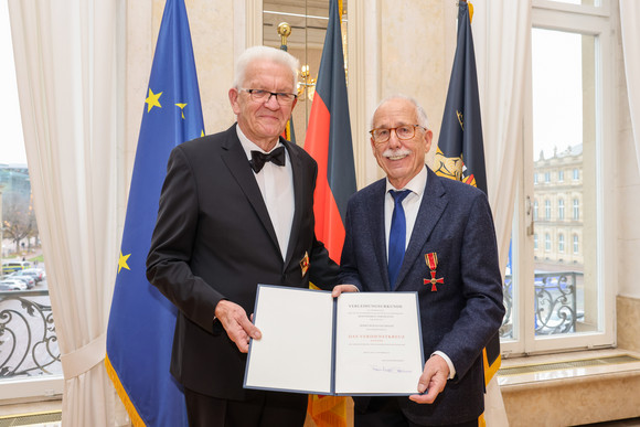 Tag des Ehrenamts Kretschmann würdigt besonderes ehrenamtliches Engagement Ministerpräsident Winfried Kretschmann (links) und Wolfgang Beger (rechts)