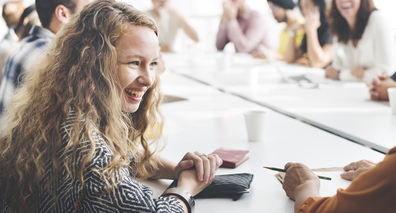 Mitarbeiterin im Gespräch  (Bild: stock.adobe.com/ Rawpixel.com)