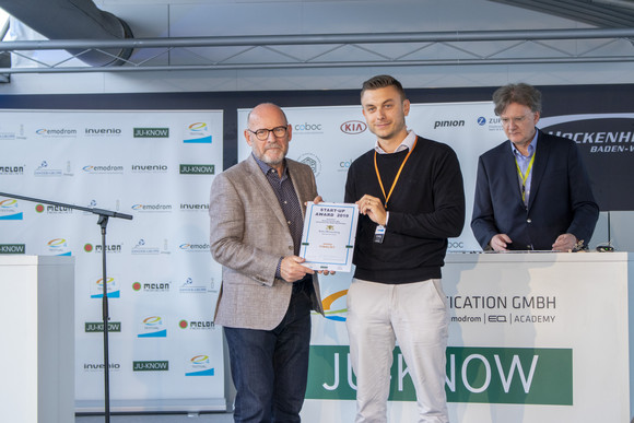 Verkehrsminister Winfried Hermann MdL bei der Übergabe der Urkunde an Felix Baumeister von eeezy, einem der zwölf Finalisten des Start-up Awards 2019 im Rahmen des e4 TESTIVAL (Bilderquelle: Kira Chaparro_© emodrom)