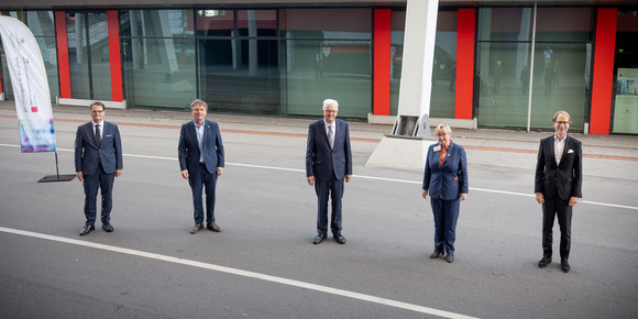 Gesundheit Dritte Jahresveranstaltung des Forums Gesundheitsstandort (von links nach rechts:) Ministerialdirektor im Ministerium für Wirtschaft, Arbeit und Tourismus Michael Kleiner, Minister für Soziales, Gesundheit und Integration Manne Lucha, Ministerpräsident Winfried Kretschmann, Ministerin für Wissenschaft, Forschung und Kunst Theresia Bauer und Staatsminister Dr. Florian Stegmann auf einem Gruppenbild.