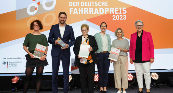 Siegerinnen und Sieger bei der Preisübergabe des Deutschen Fahrradpreises 2023 in der Kategorie Infrastruktur