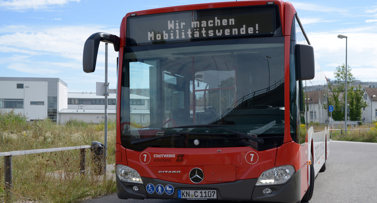 Roter Bus frontal mit Anzeige: "Wir machen Mobilitätswende!"
