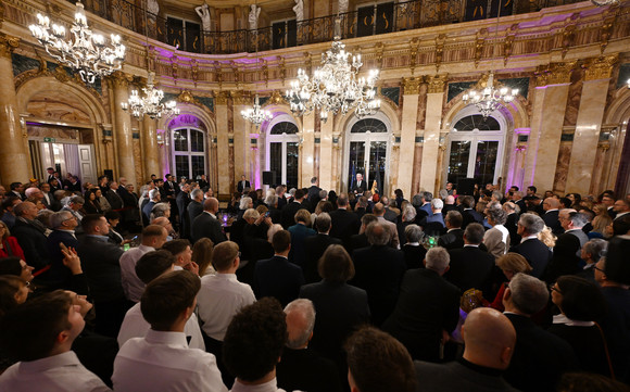 Blick in den Marmorsaal des Neuen Schlosses in Stuttgart bei der Ansprache von Ministerpräsident Winfried Kretschmann (im Hintergrund)