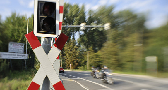 Bahnübergang mit Andreaskreuz (Bild: Fotolia.com/ GordonGrand)